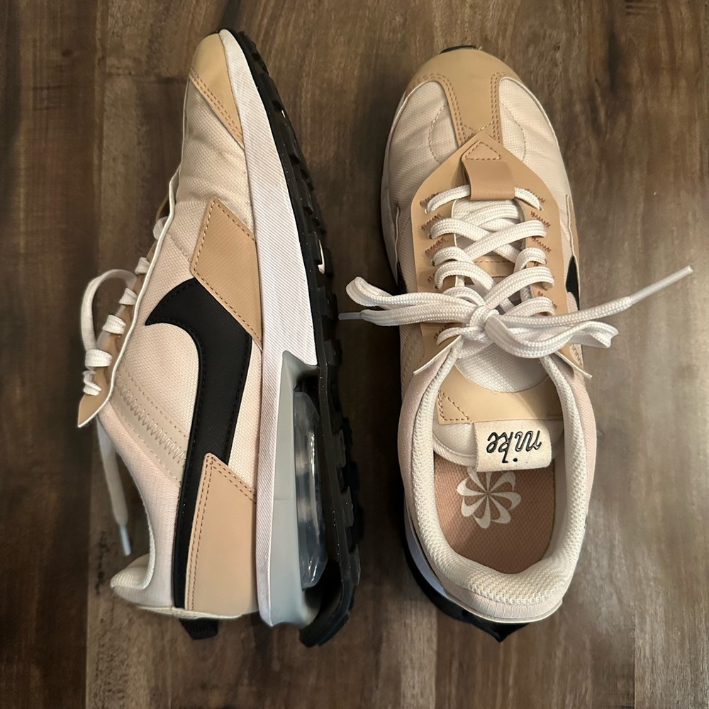 Women’s Nike Tennis Shoe, Size 8
